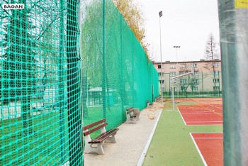 Pełne ogrodzenie kortu tenisowego z bramą i furtką